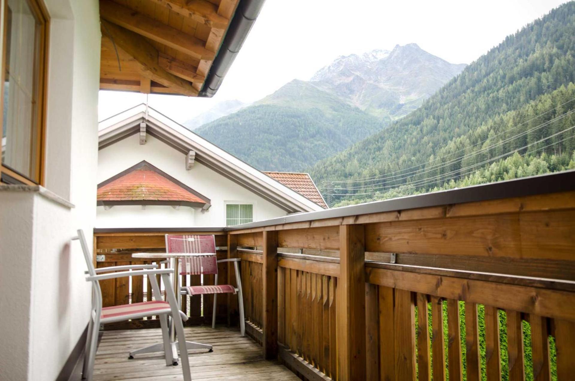 Haus Alpin Apartments Pettneu am Arlberg Exterior photo